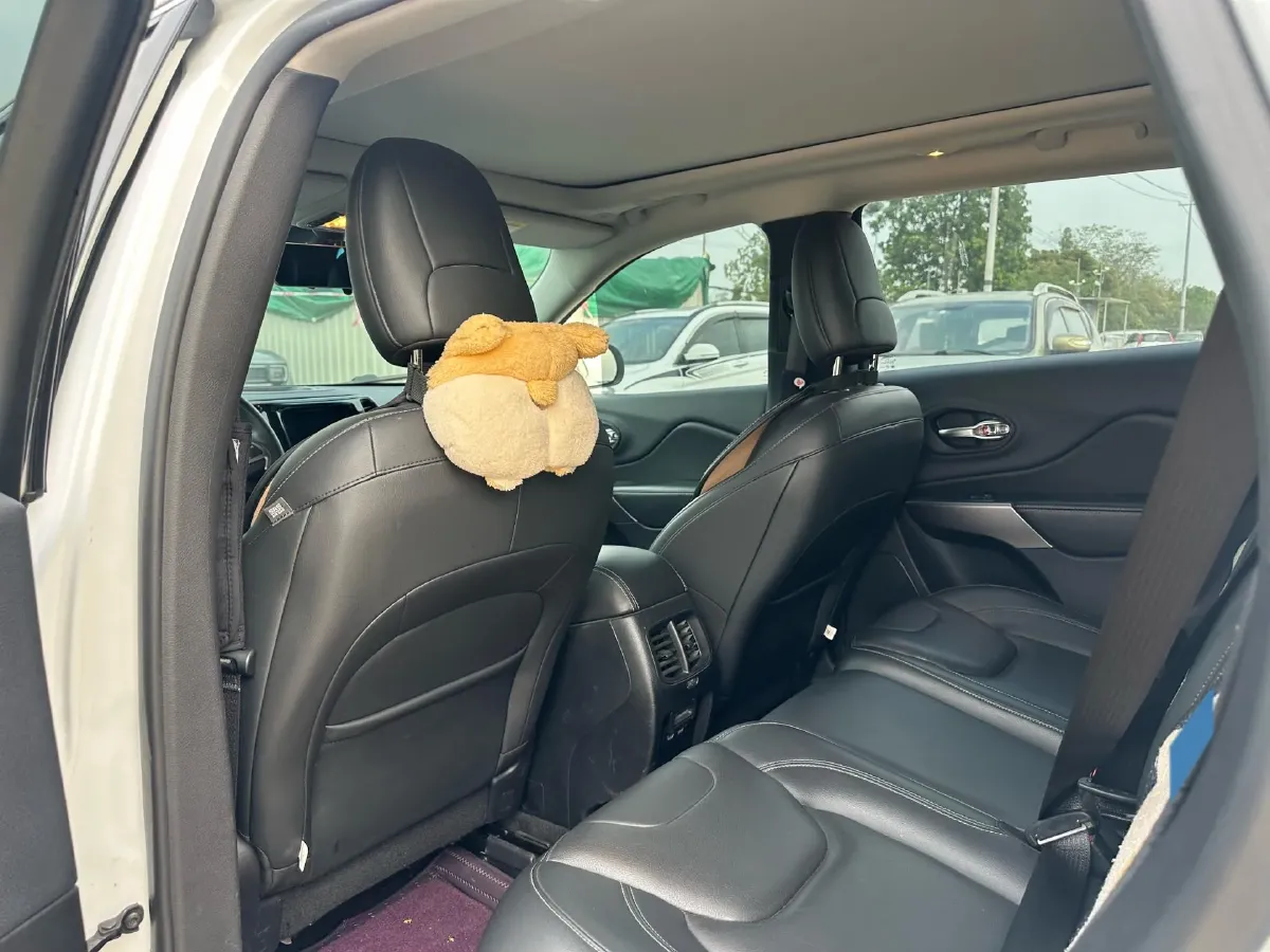 2019 Jeep Cherokee 2.0T 234HP L4 9AT,autocango,china used car exporter,china ev exporter,chinese used car exporter,chinese used ev exporter