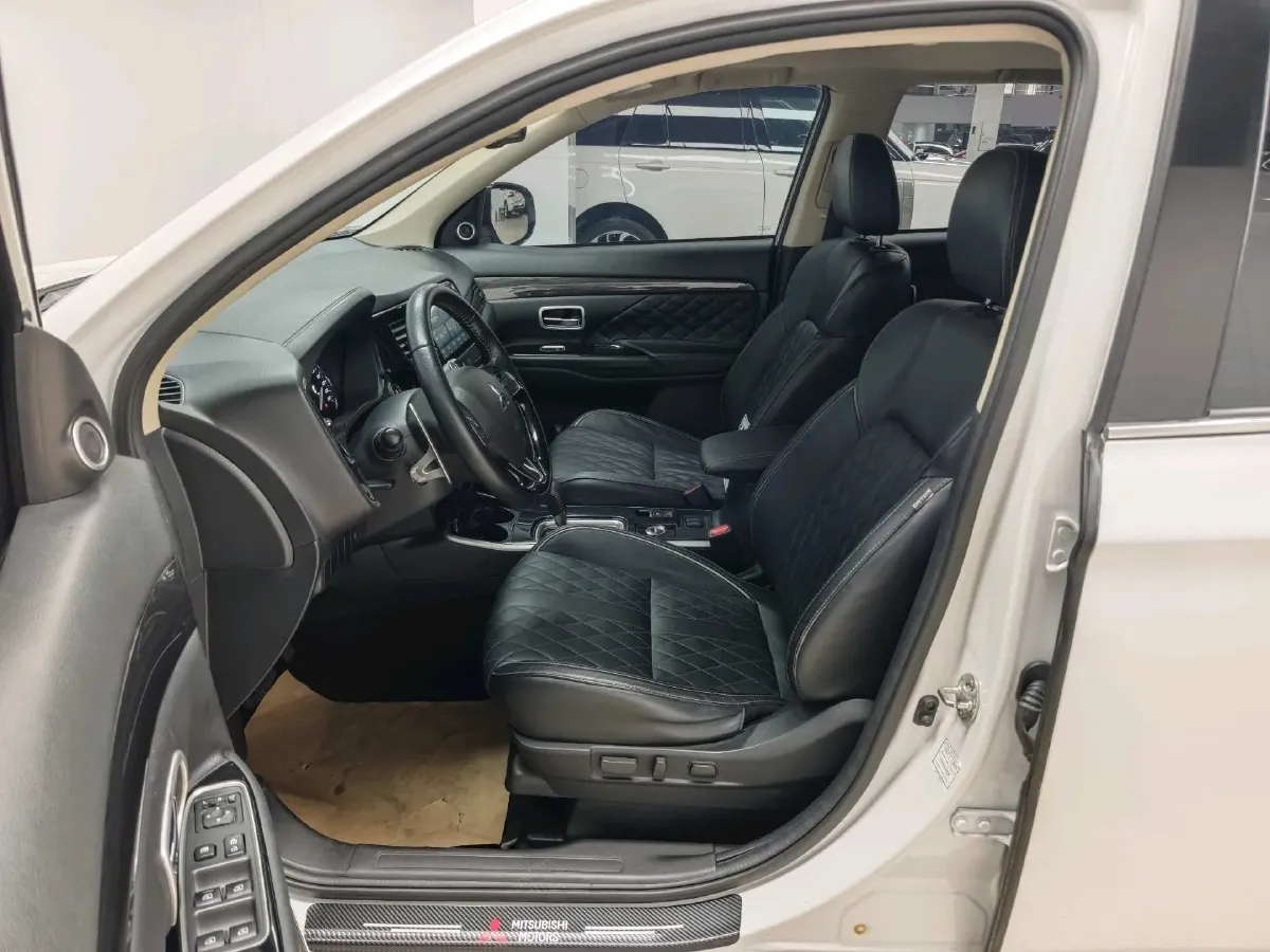 2020 Mitsubishi Outlander 2.4L 192HP L4 CVT,autocango,china used car exporter,china ev exporter,chinese used car exporter,chinese used ev exporter