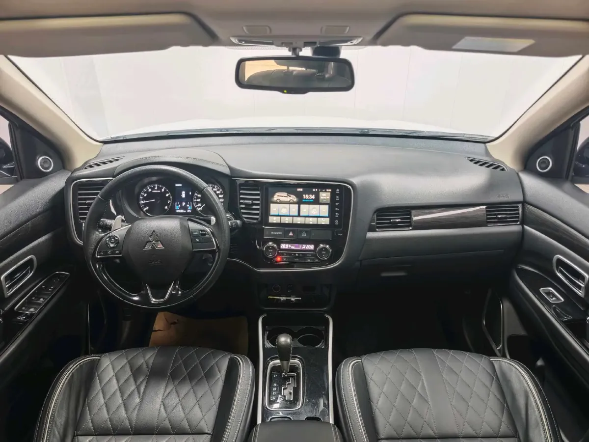 2020 Mitsubishi Outlander 2.4L 192HP L4 CVT,autocango,china used car exporter,china ev exporter,chinese used car exporter,chinese used ev exporter