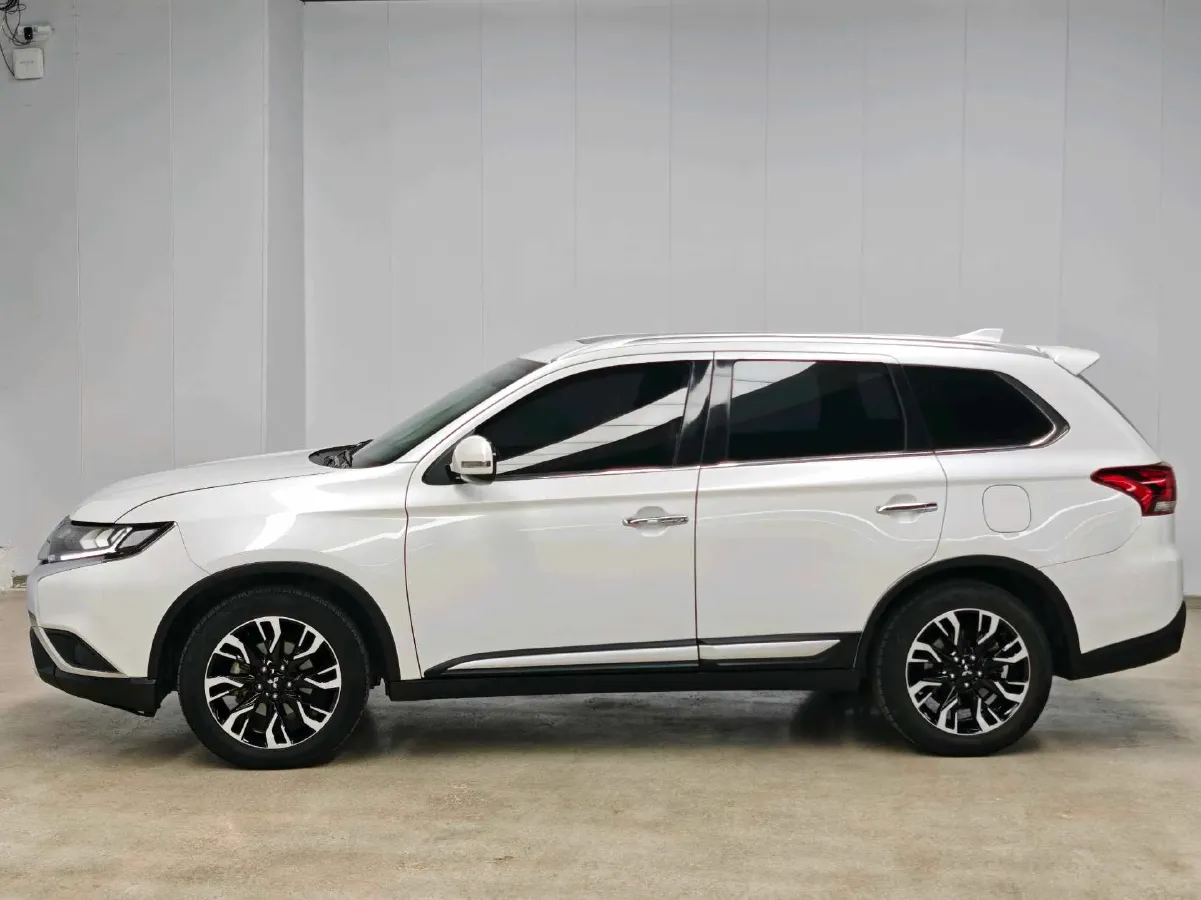 2020 Mitsubishi Outlander 2.4L 192HP L4 CVT,autocango,china used car exporter,china ev exporter,chinese used car exporter,chinese used ev exporter