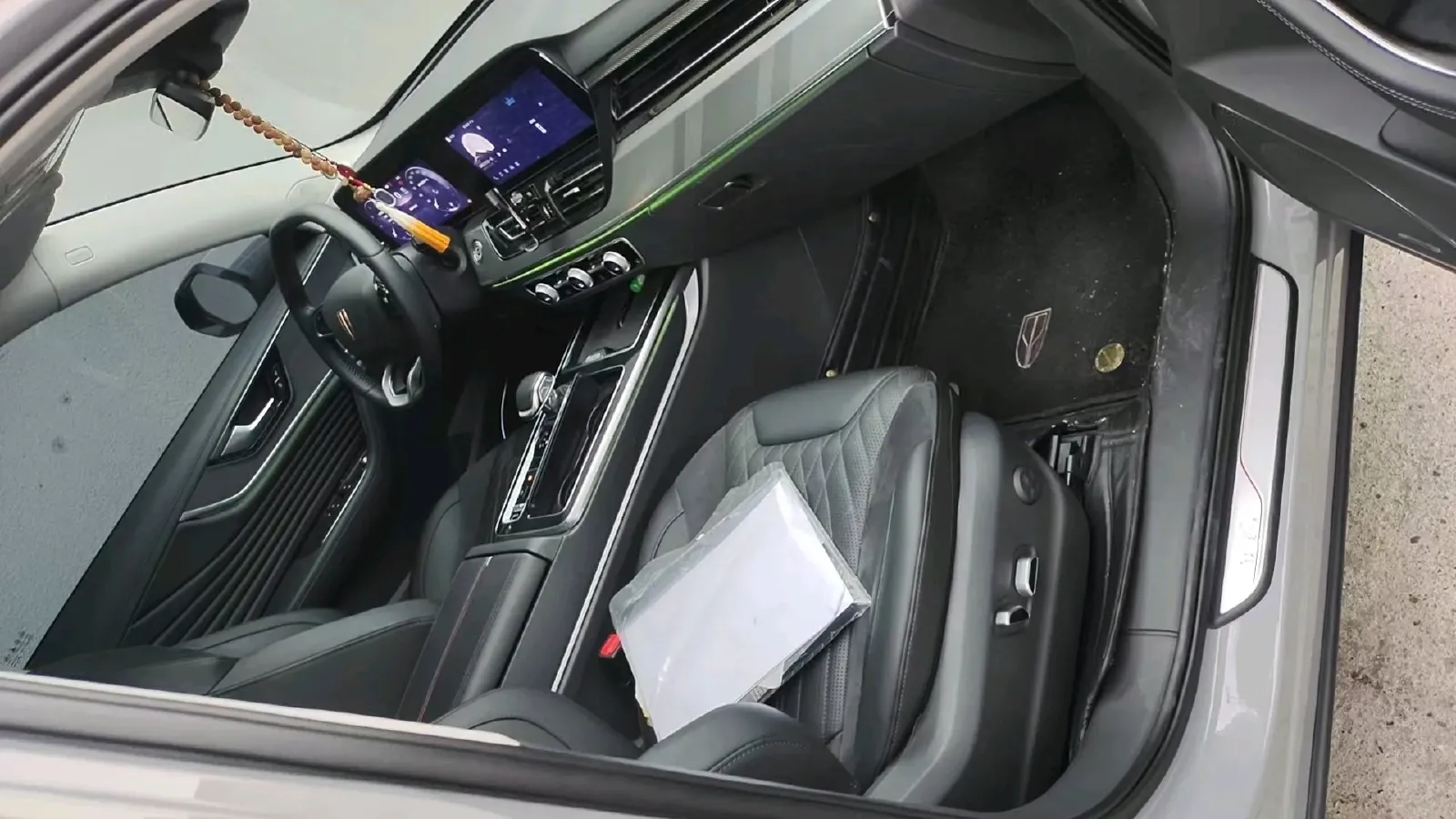 2023 HongQi HS5 2.0T 252HP L4 8AT,autocango,china used car exporter,china ev exporter,chinese used car exporter,chinese used ev exporter