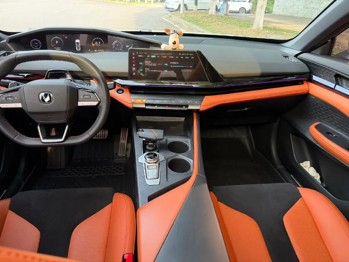 2024 ChangAn UNI-V 2.0T 233HP L4 8AT,autocango,china used car exporter,china ev exporter,chinese used car exporter,chinese used ev exporter