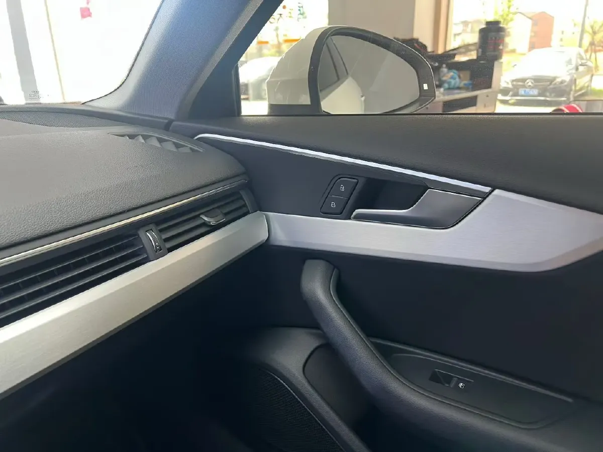 2023 Audi A4L 2.0T 190HP L4 7DCT,autocango,china used car exporter,china ev exporter,chinese used car exporter,chinese used ev exporter