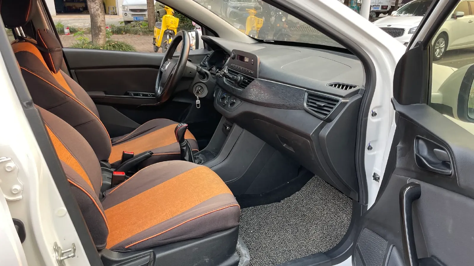 2016 BaoJun 310 1.2L 82HP L4 5MT,autocango,china used car exporter,china ev exporter,chinese used car exporter,chinese used ev exporter