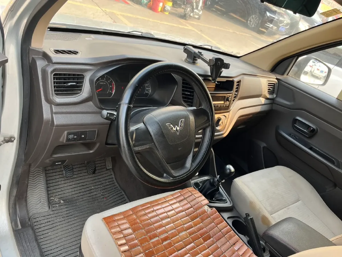 2019 WuLing HongGuang V 1.5L 99HP L4 6MT,autocango,china used car exporter,china ev exporter,chinese used car exporter,chinese used ev exporter