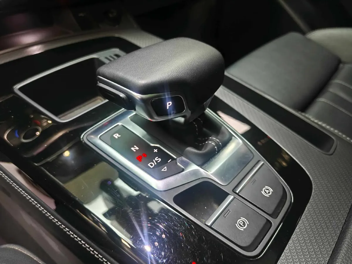 2022 Audi Q5L 2.0T 190HP L4 7DCT,autocango,china used car exporter,china ev exporter,chinese used car exporter,chinese used ev exporter