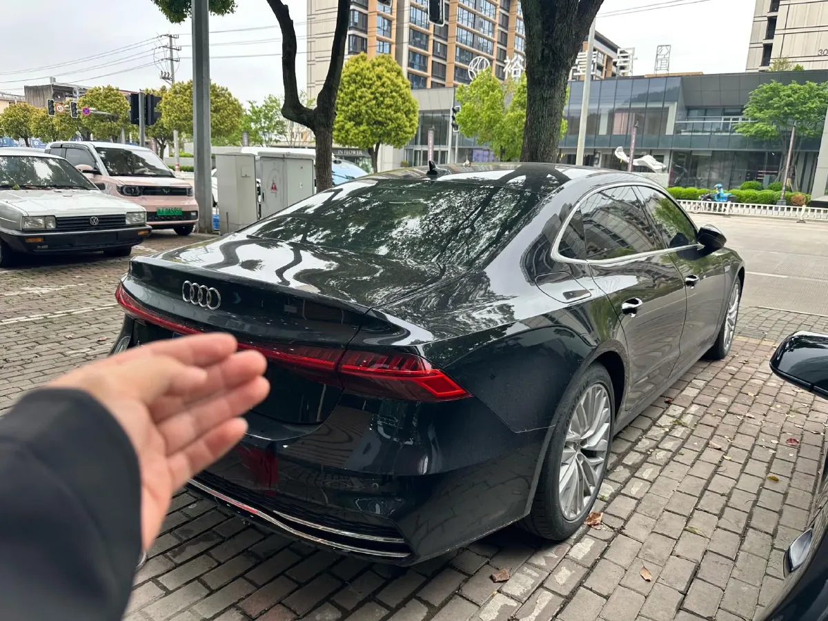 2022 Audi A7L 2.0T 245HP L4 7DCT,autocango,china used car exporter,china ev exporter,chinese used car exporter,chinese used ev exporter