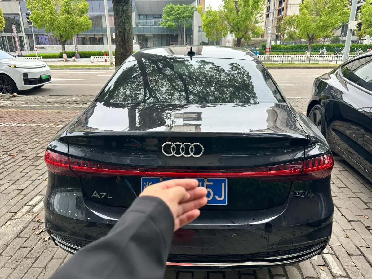2022 Audi A7L 2.0T 245HP L4 7DCT,autocango,china used car exporter,china ev exporter,chinese used car exporter,chinese used ev exporter