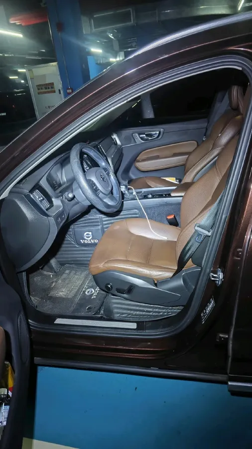 2020 Volvo XC60 2.0T 254HP L4 8AT,autocango,china used car exporter,china ev exporter,chinese used car exporter,chinese used ev exporter