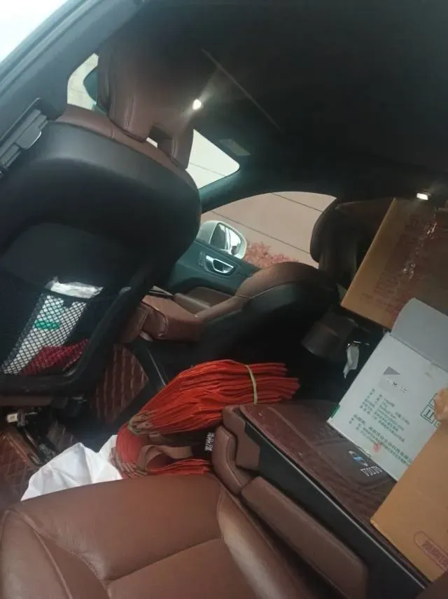 2024 Volvo XC60 2.0T 250HP L4 8AT,autocango,china used car exporter,china ev exporter,chinese used car exporter,chinese used ev exporter