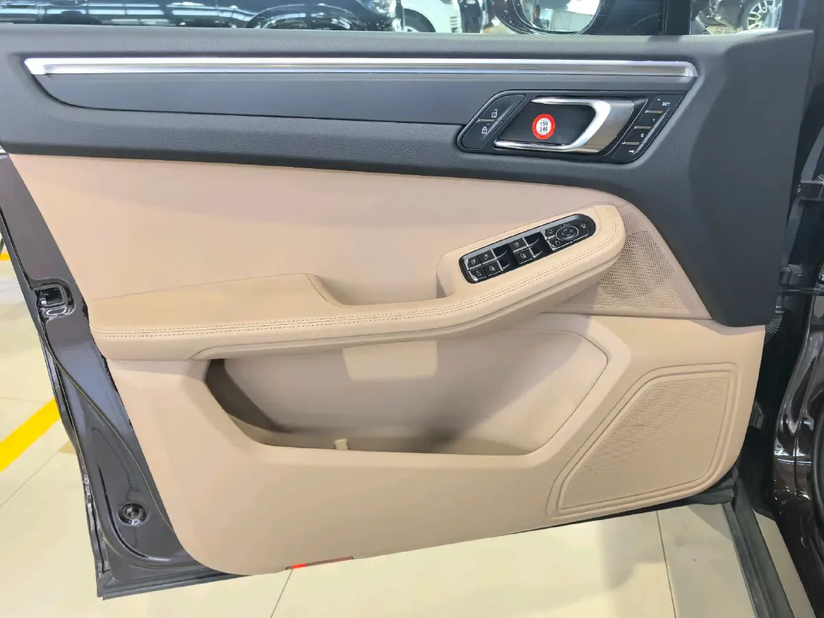 2021 Porsche Macan 2.0T 252HP L4 7DCT,autocango,china used car exporter,china ev exporter,chinese used car exporter,chinese used ev exporter