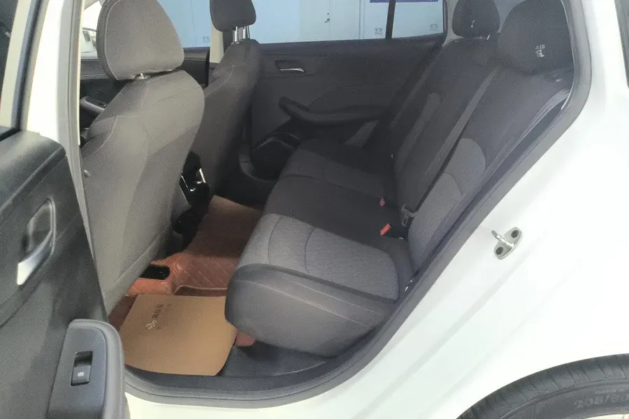 2023 Roewe i5 1.5L 129HP L4 5MT,autocango,china used car exporter,china ev exporter,chinese used car exporter,chinese used ev exporter