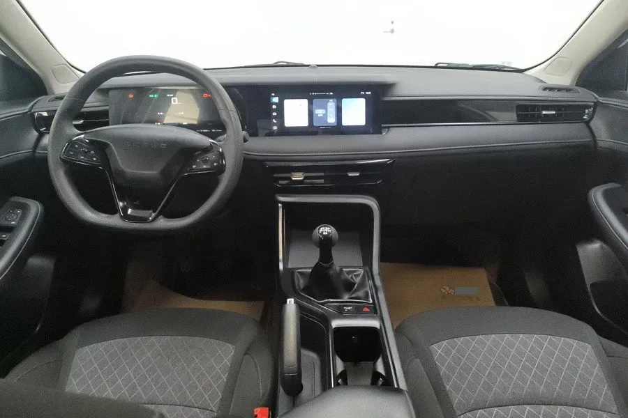 2023 Roewe i5 1.5L 129HP L4 5MT,autocango,china used car exporter,china ev exporter,chinese used car exporter,chinese used ev exporter