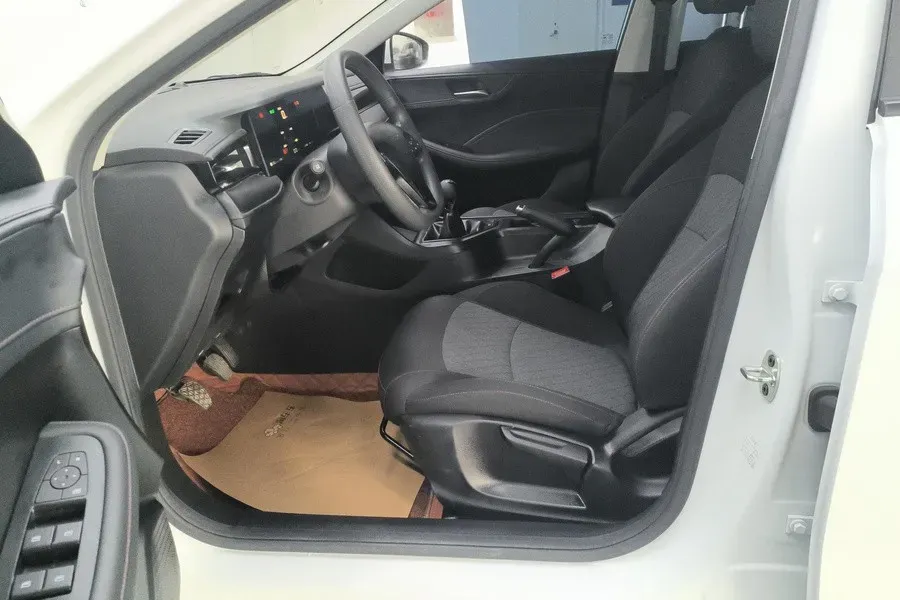 2023 Roewe i5 1.5L 129HP L4 5MT,autocango,china used car exporter,china ev exporter,chinese used car exporter,chinese used ev exporter