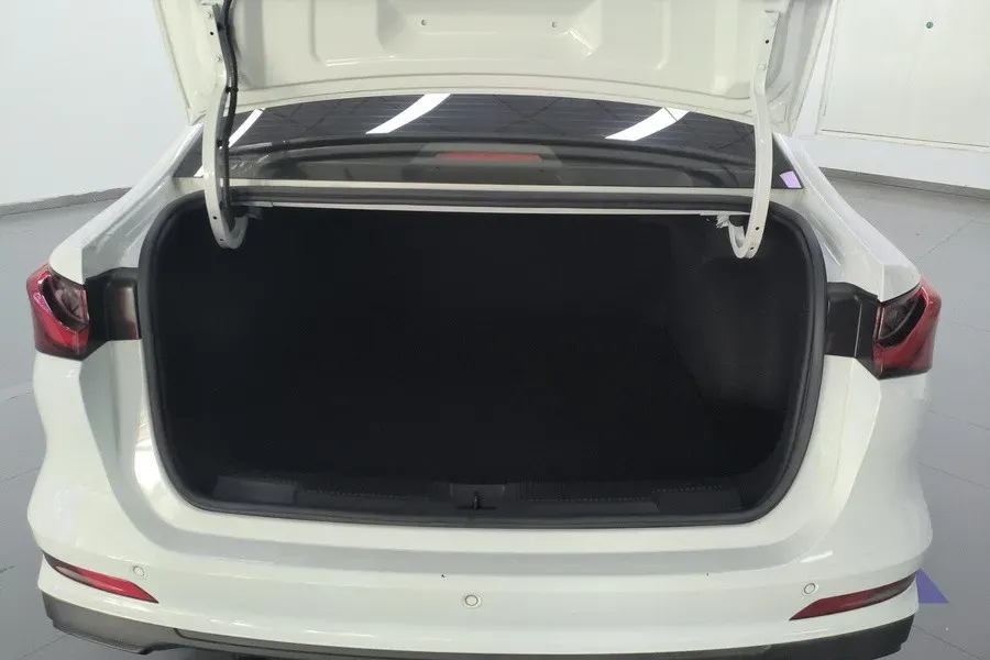 2023 Roewe i5 1.5L 129HP L4 5MT,autocango,china used car exporter,china ev exporter,chinese used car exporter,chinese used ev exporter