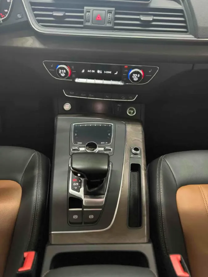 2020 Audi Q5L 2.0T 190HP L4 7DCT,autocango,china used car exporter,china ev exporter,chinese used car exporter,chinese used ev exporter