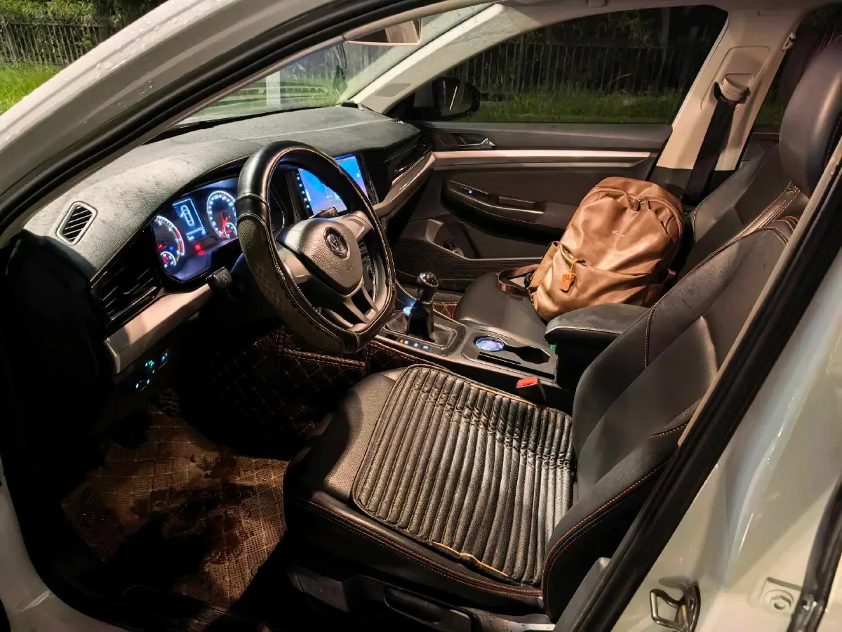 2019 MAXUS XinTu V80 2.5T 136HP L4 6MT,autocango,china used car exporter,china ev exporter,chinese used car exporter,chinese used ev exporter