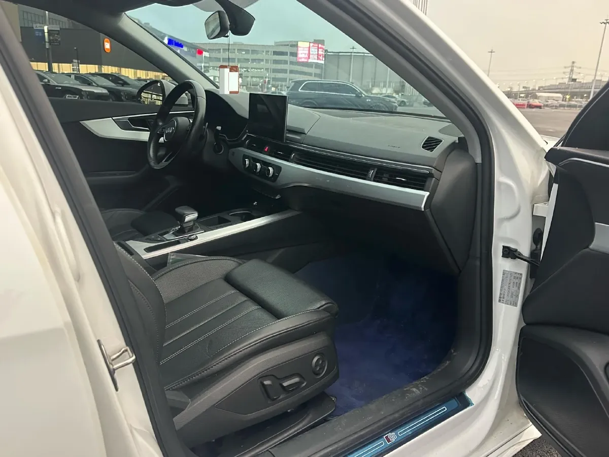 2022 Audi A4L 2.0T 190HP L4 7DCT,autocango,china used car exporter,china ev exporter,chinese used car exporter,chinese used ev exporter