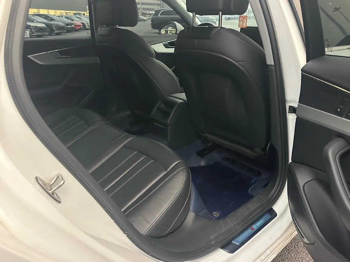 2022 Audi A4L 2.0T 190HP L4 7DCT,autocango,china used car exporter,china ev exporter,chinese used car exporter,chinese used ev exporter