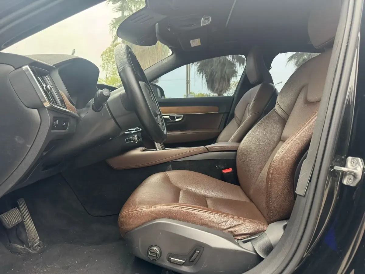 2021 Volvo S90 2.0T 250HP L4 8AT,autocango,china used car exporter,china ev exporter,chinese used car exporter,chinese used ev exporter