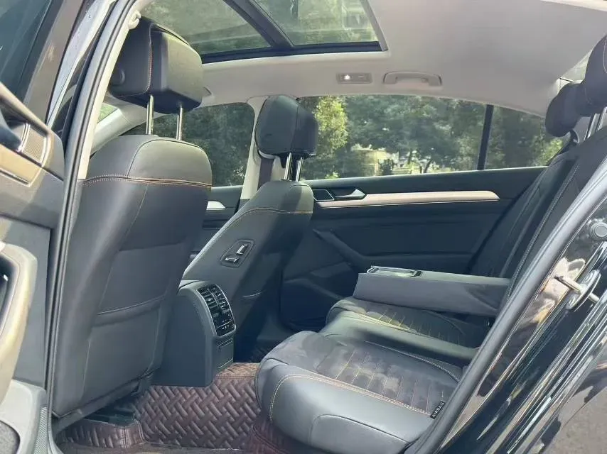 2021 Volkswagen Magotan 2.0T 186HP L4 7DCT,autocango,china used car exporter,china ev exporter,chinese used car exporter,chinese used ev exporter