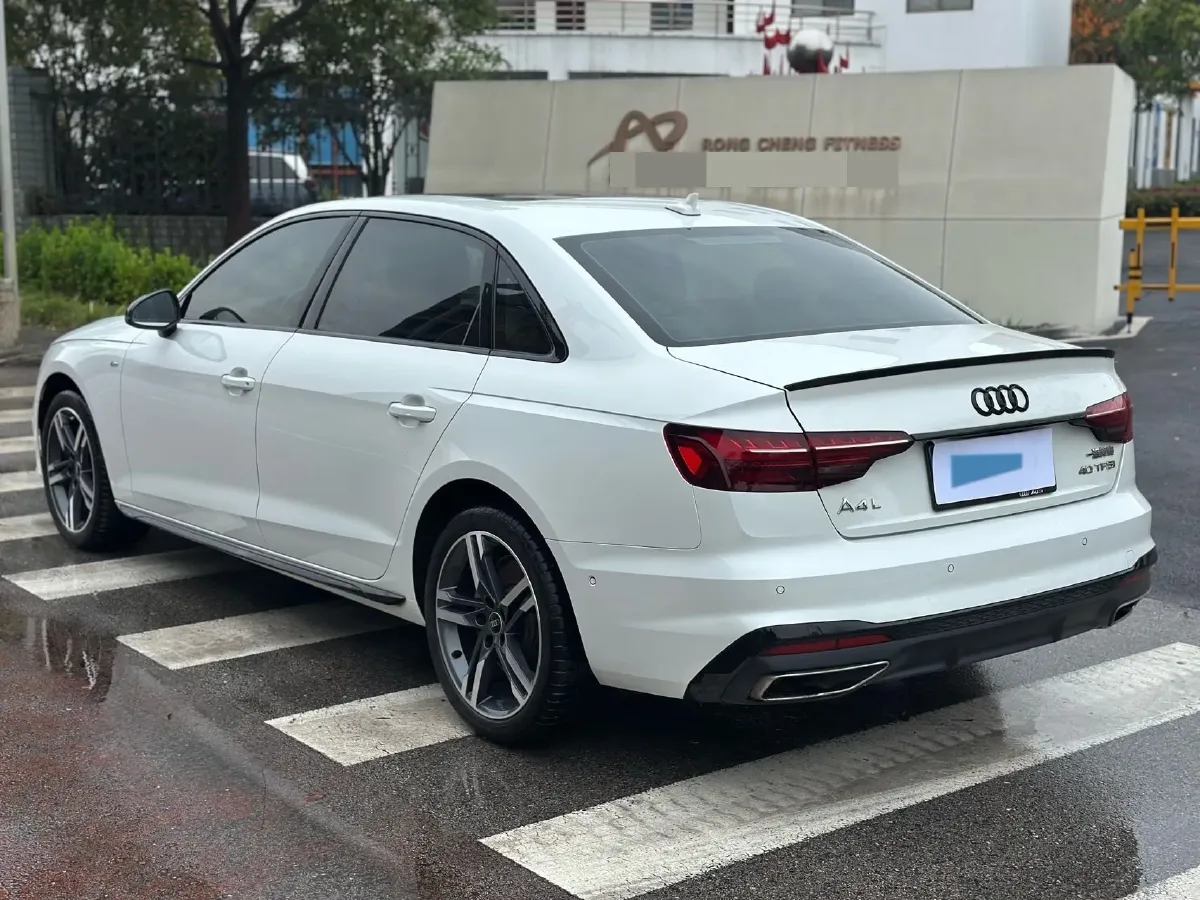 2022 Audi A4L 2.0T 190HP L4 7DCT,autocango,china used car exporter,china ev exporter,chinese used car exporter,chinese used ev exporter