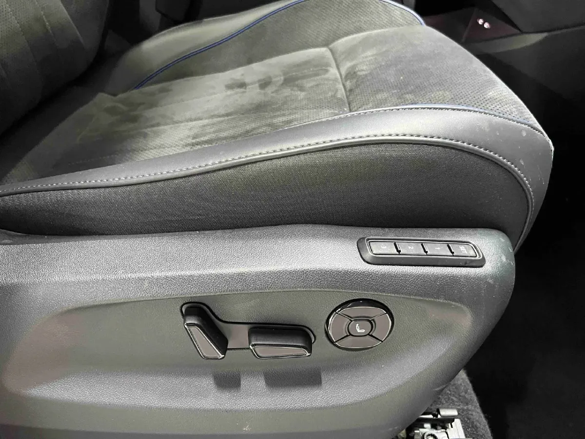 2024 Volkswagen Tiguan L 2.0T 220HP L4 7DCT,autocango,china used car exporter,china ev exporter,chinese used car exporter,chinese used ev exporter