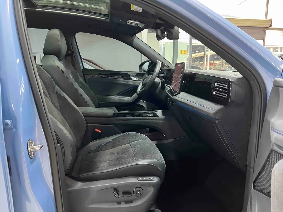 2024 Volkswagen Tiguan L 2.0T 220HP L4 7DCT,autocango,china used car exporter,china ev exporter,chinese used car exporter,chinese used ev exporter