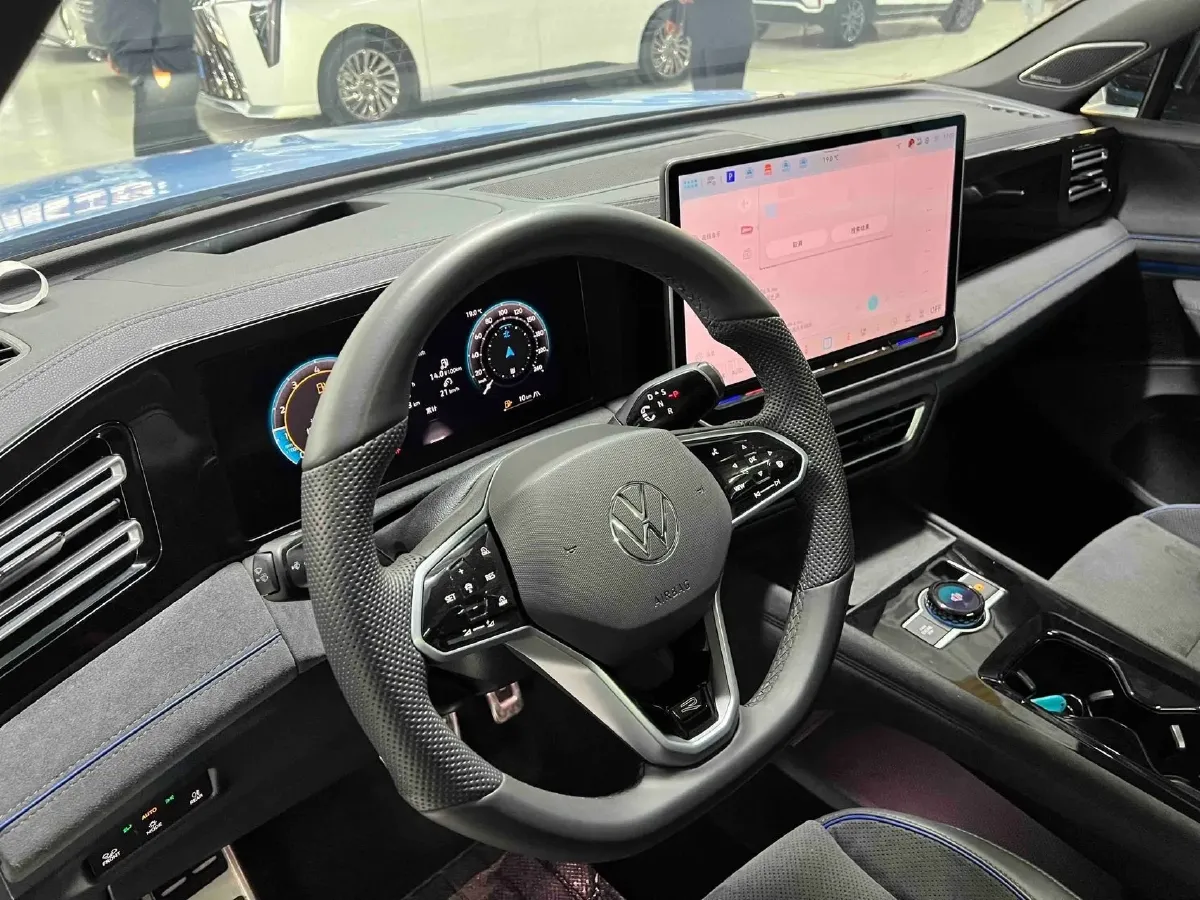 2024 Volkswagen Tiguan L 2.0T 220HP L4 7DCT,autocango,china used car exporter,china ev exporter,chinese used car exporter,chinese used ev exporter