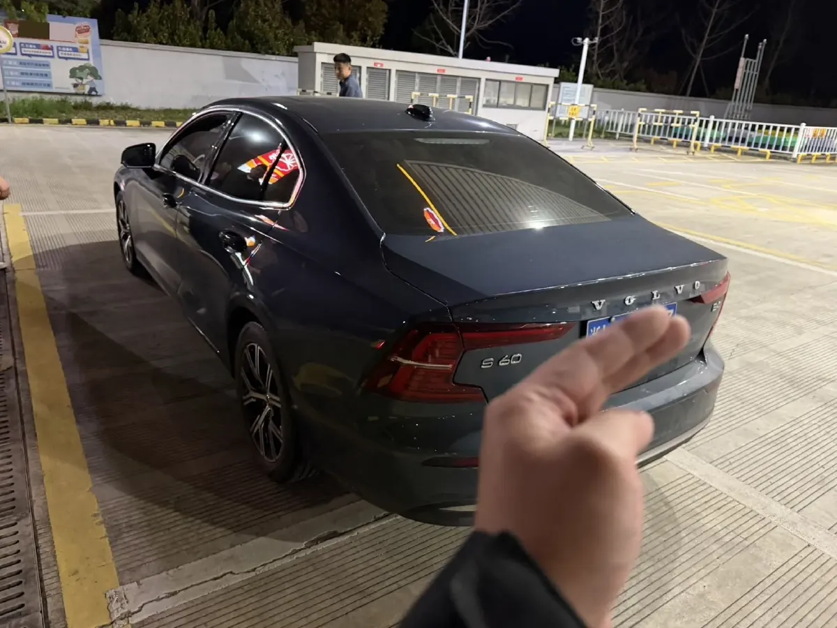 2023 Volvo S60 2.0T 197HP L4 7DCT,autocango,china used car exporter,china ev exporter,chinese used car exporter,chinese used ev exporter