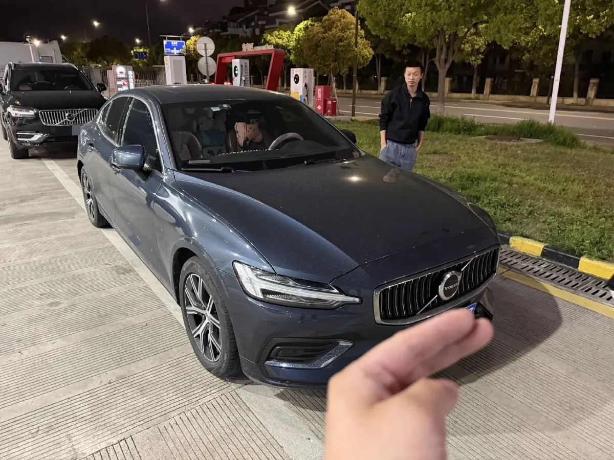 2023 Volvo S60 2.0T 197HP L4 7DCT,autocango,china used car exporter,china ev exporter,chinese used car exporter,chinese used ev exporter