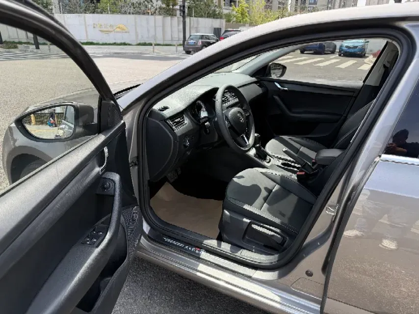 2021 Skoda Octavia 1.5L 113HP L4 6AT,autocango,china used car exporter,china ev exporter,chinese used car exporter,chinese used ev exporter