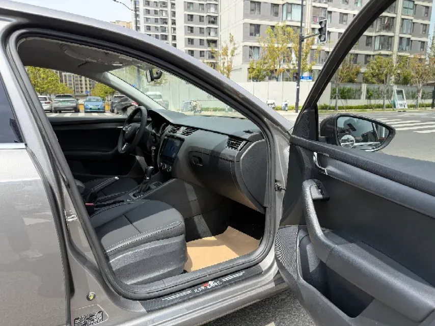 2021 Skoda Octavia 1.5L 113HP L4 6AT,autocango,china used car exporter,china ev exporter,chinese used car exporter,chinese used ev exporter