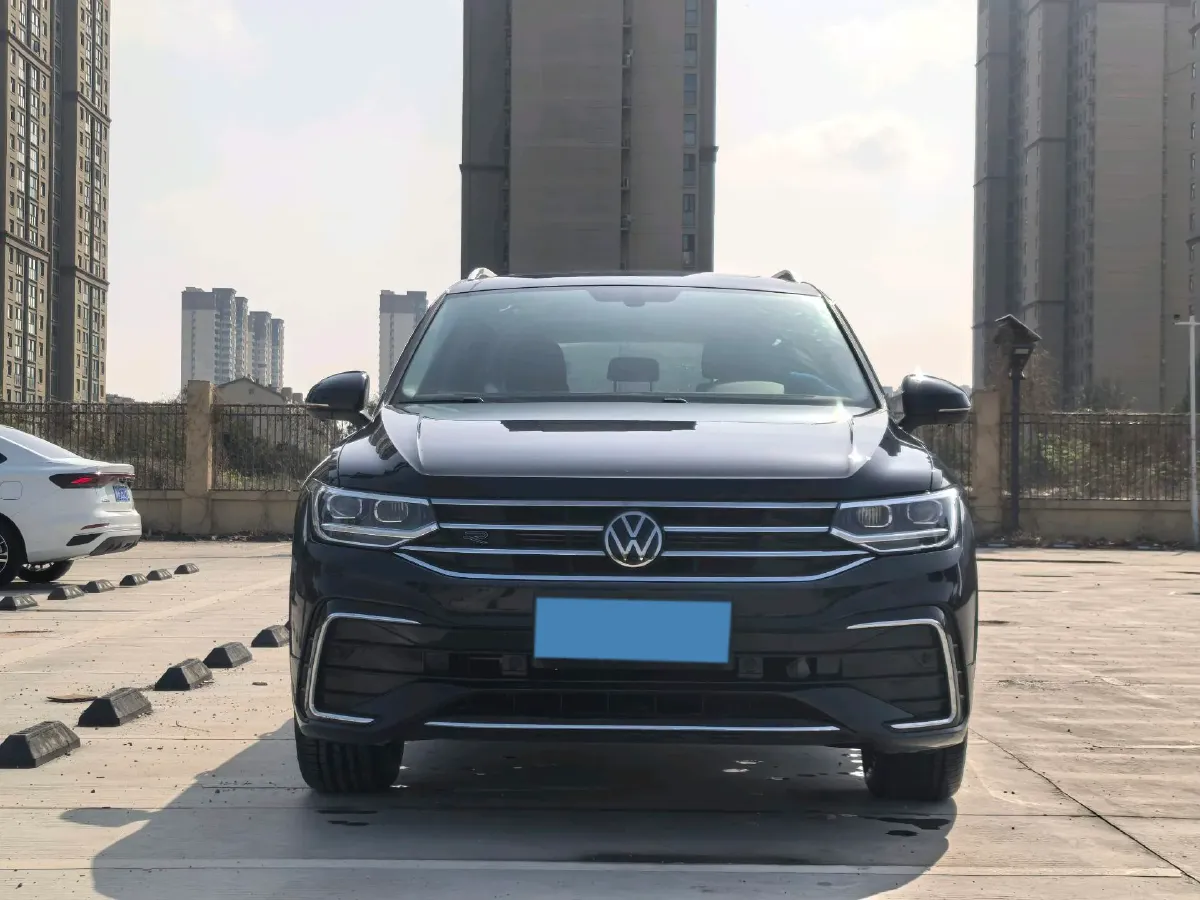 2025 Volkswagen Tiguan L 2.0T 186HP L4 7DCT,autocango,china used car exporter,china ev exporter,chinese used car exporter,chinese used ev exporter