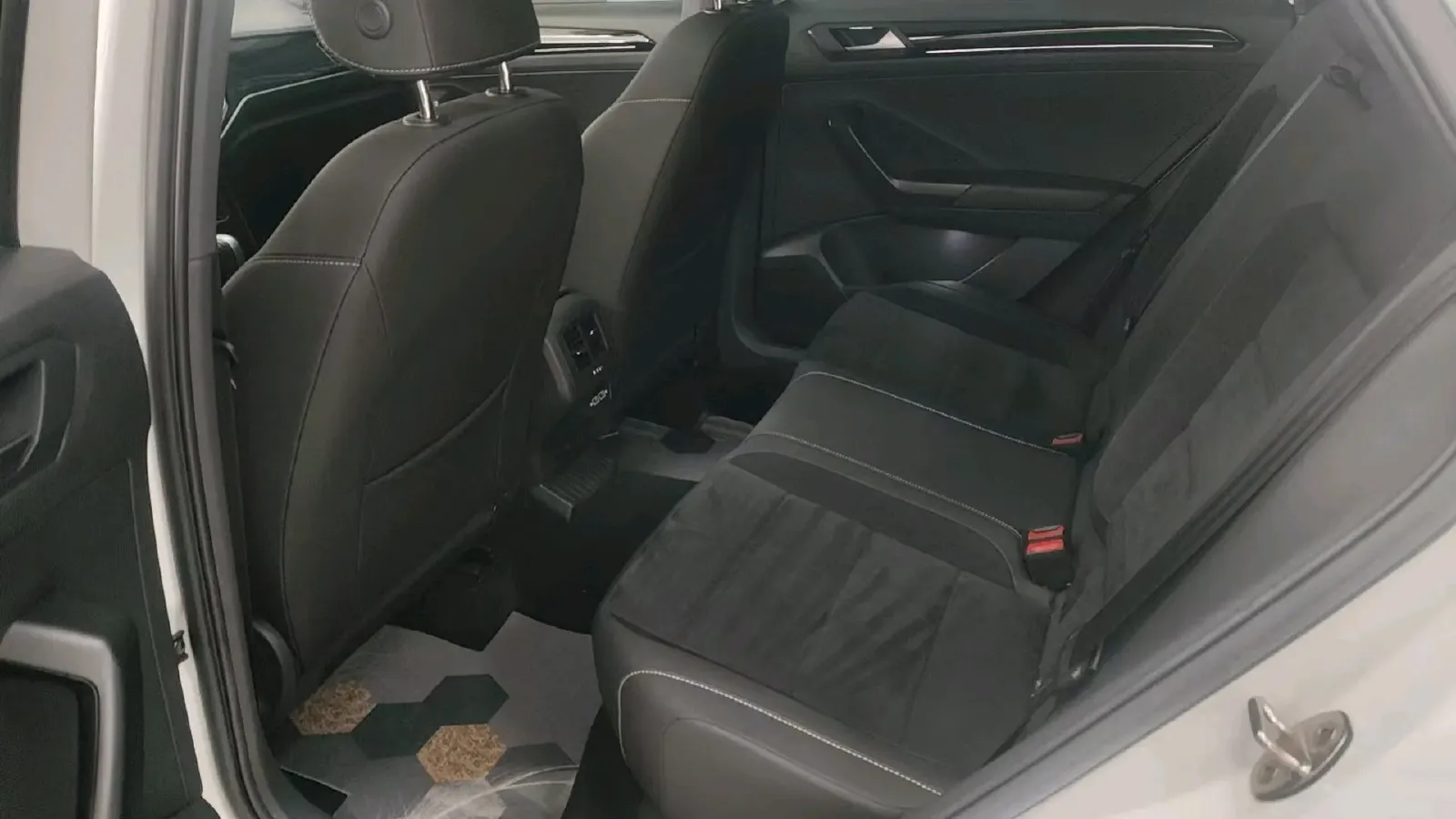 2021 Volkswagen T-Roc 1.4T 150HP L4 7DCT,autocango,china used car exporter,china ev exporter,chinese used car exporter,chinese used ev exporter