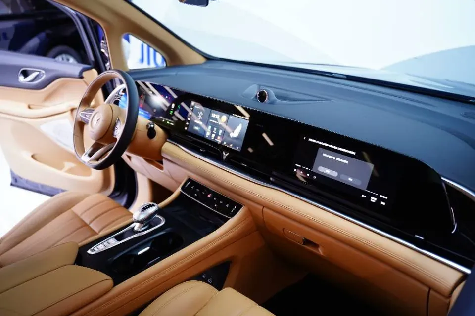 2024 Voyah Dream 1.5T 150HP L4 PHEV 43KWH,autocango,china used car exporter,china ev exporter,chinese used car exporter,chinese used ev exporter