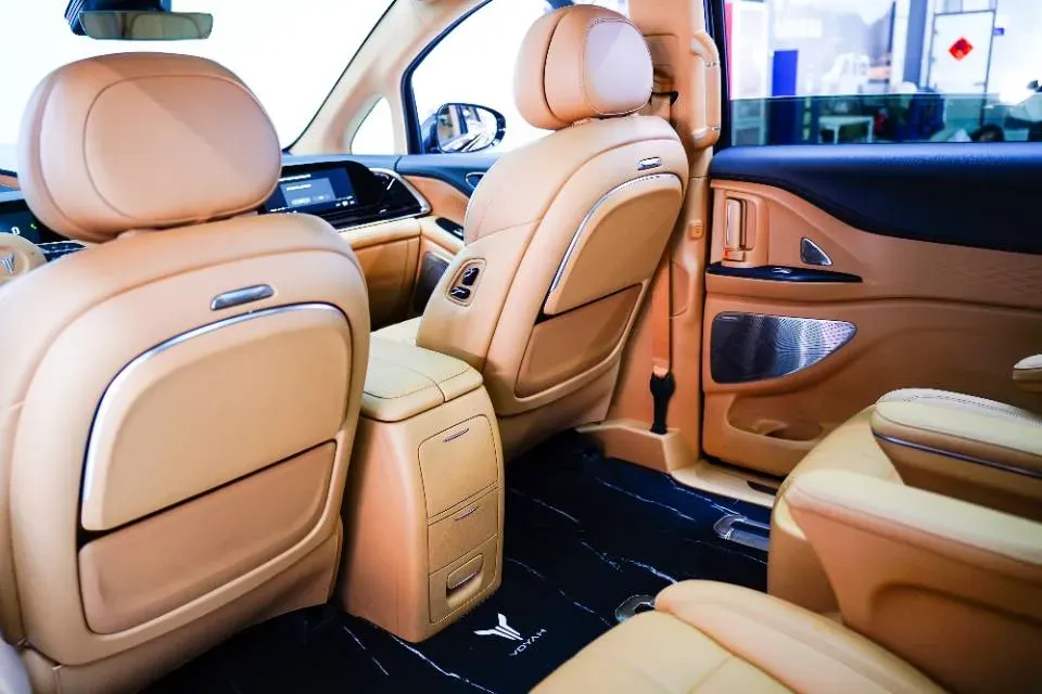 2024 Voyah Dream 1.5T 150HP L4 PHEV 43KWH,autocango,china used car exporter,china ev exporter,chinese used car exporter,chinese used ev exporter