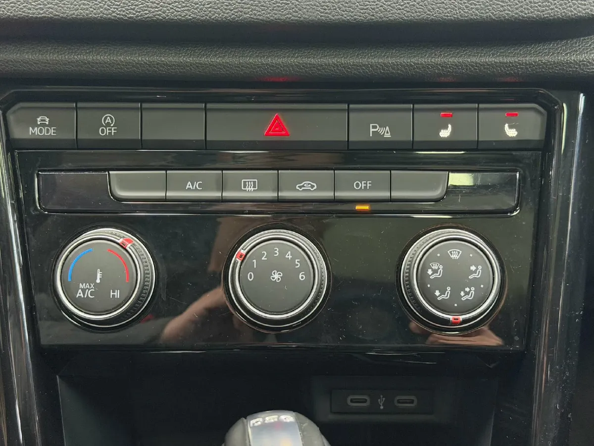 2021 Volkswagen T-Roc 1.4T 150HP L4 7DCT,autocango,china used car exporter,china ev exporter,chinese used car exporter,chinese used ev exporter