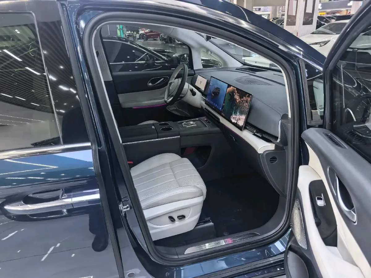 2025 Voyah Dream 1.5T 150HP L4 PHEV 41.7KWH,autocango,china used car exporter,china ev exporter,chinese used car exporter,chinese used ev exporter