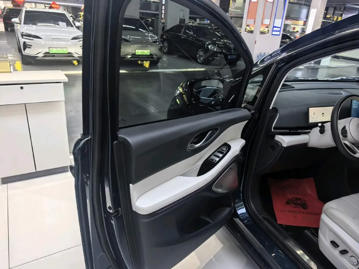 2025 Voyah Dream 1.5T 150HP L4 PHEV 41.7KWH,autocango,china used car exporter,china ev exporter,chinese used car exporter,chinese used ev exporter