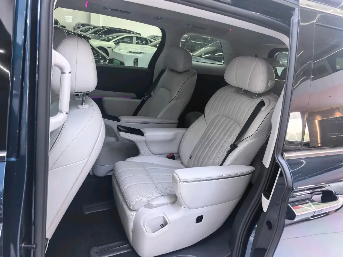 2025 Voyah Dream 1.5T 150HP L4 PHEV 41.7KWH,autocango,china used car exporter,china ev exporter,chinese used car exporter,chinese used ev exporter