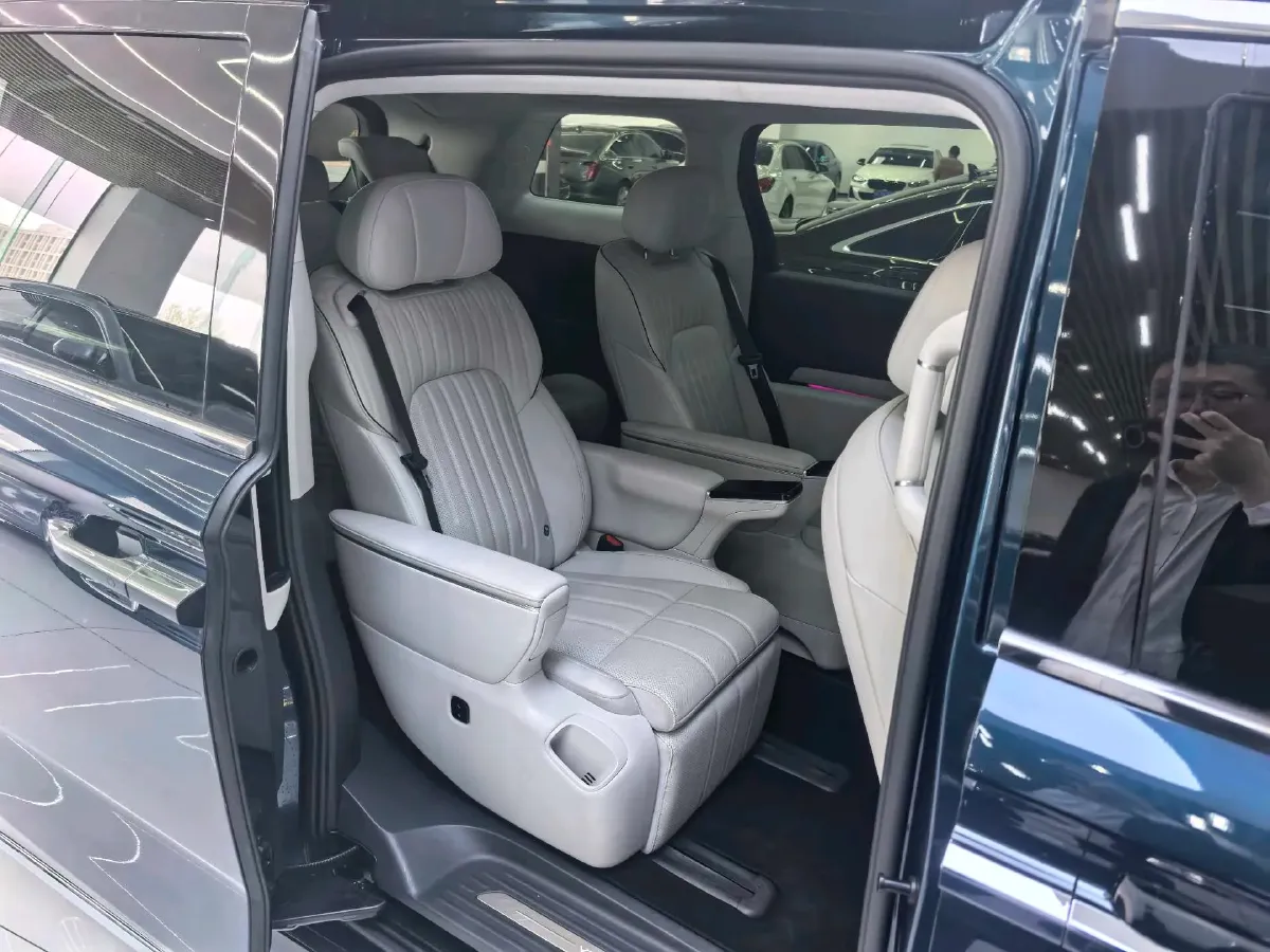 2025 Voyah Dream 1.5T 150HP L4 PHEV 41.7KWH,autocango,china used car exporter,china ev exporter,chinese used car exporter,chinese used ev exporter