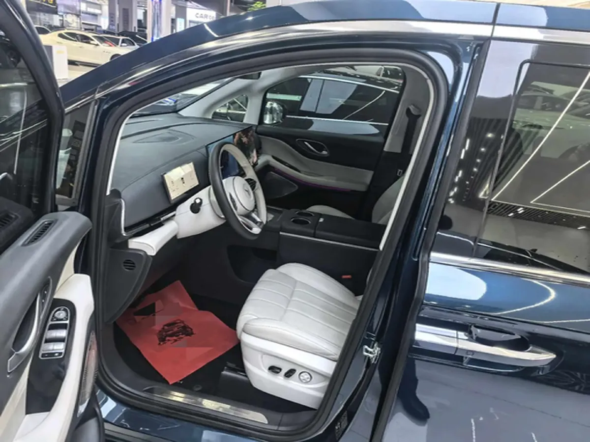 2025 Voyah Dream 1.5T 150HP L4 PHEV 41.7KWH,autocango,china used car exporter,china ev exporter,chinese used car exporter,chinese used ev exporter