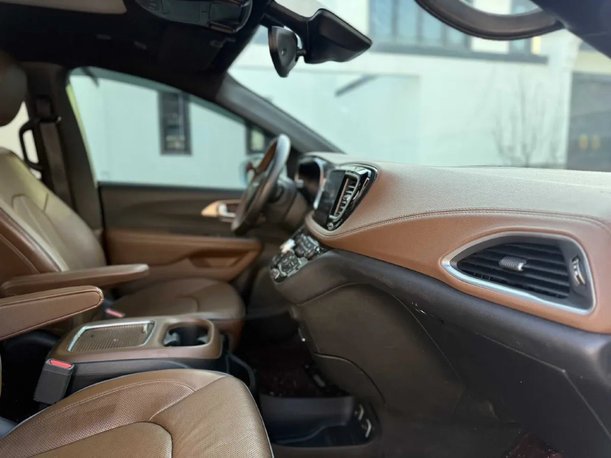 2017 Chrysler Pacifica 3.6L 279HP V6 9AT,autocango,china used car exporter,china ev exporter,chinese used car exporter,chinese used ev exporter