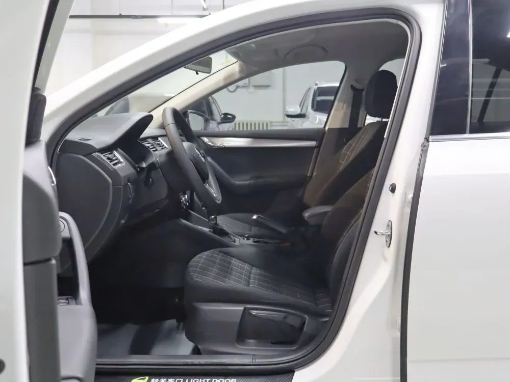 2020 Skoda Octavia 1.5L 113HP L4 6AT,autocango,china used car exporter,china ev exporter,chinese used car exporter,chinese used ev exporter