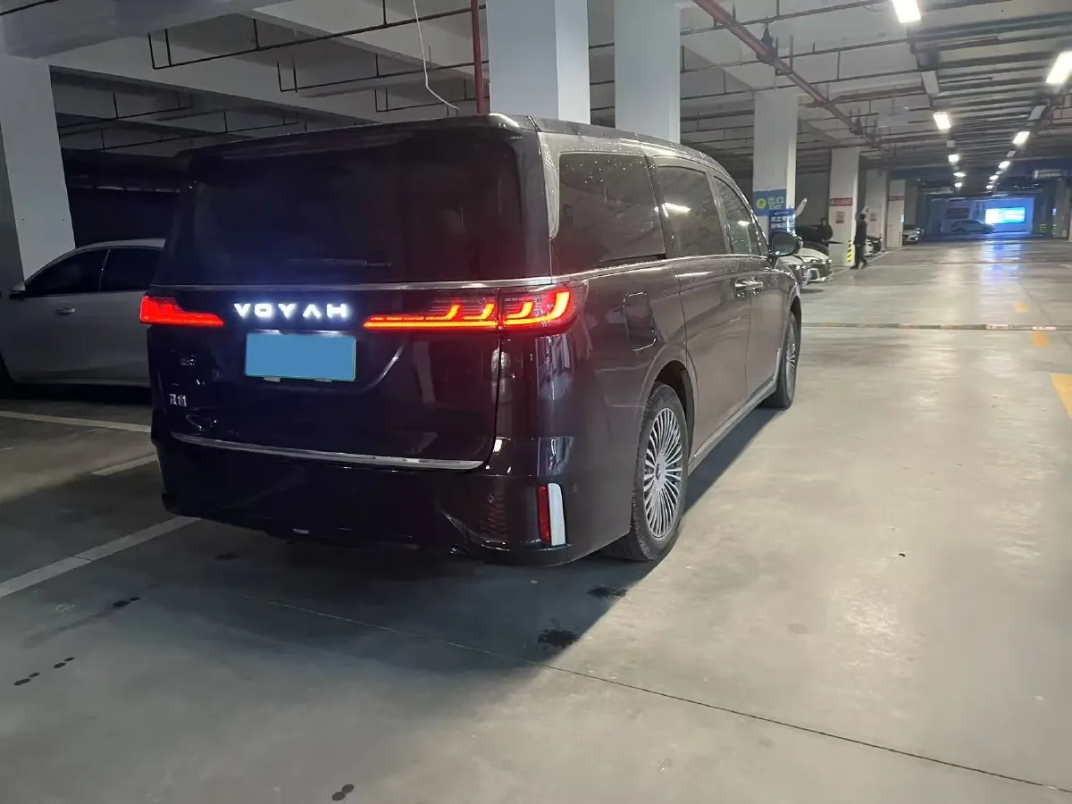 2025 Voyah Dream 1.5T 150HP L4 PHEV 41.7KWH,autocango,china used car exporter,china ev exporter,chinese used car exporter,chinese used ev exporter