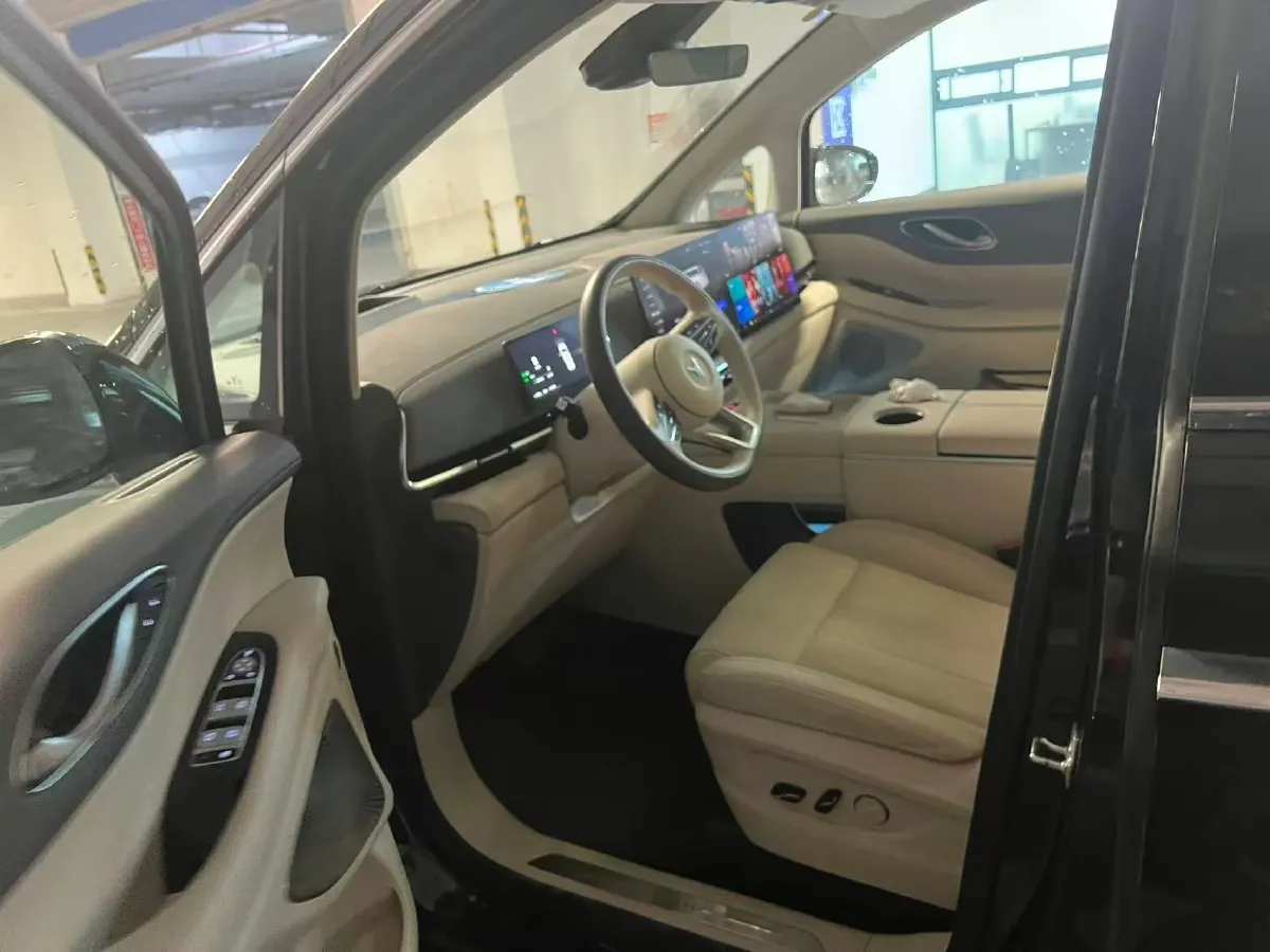 2025 Voyah Dream 1.5T 150HP L4 PHEV 41.7KWH,autocango,china used car exporter,china ev exporter,chinese used car exporter,chinese used ev exporter