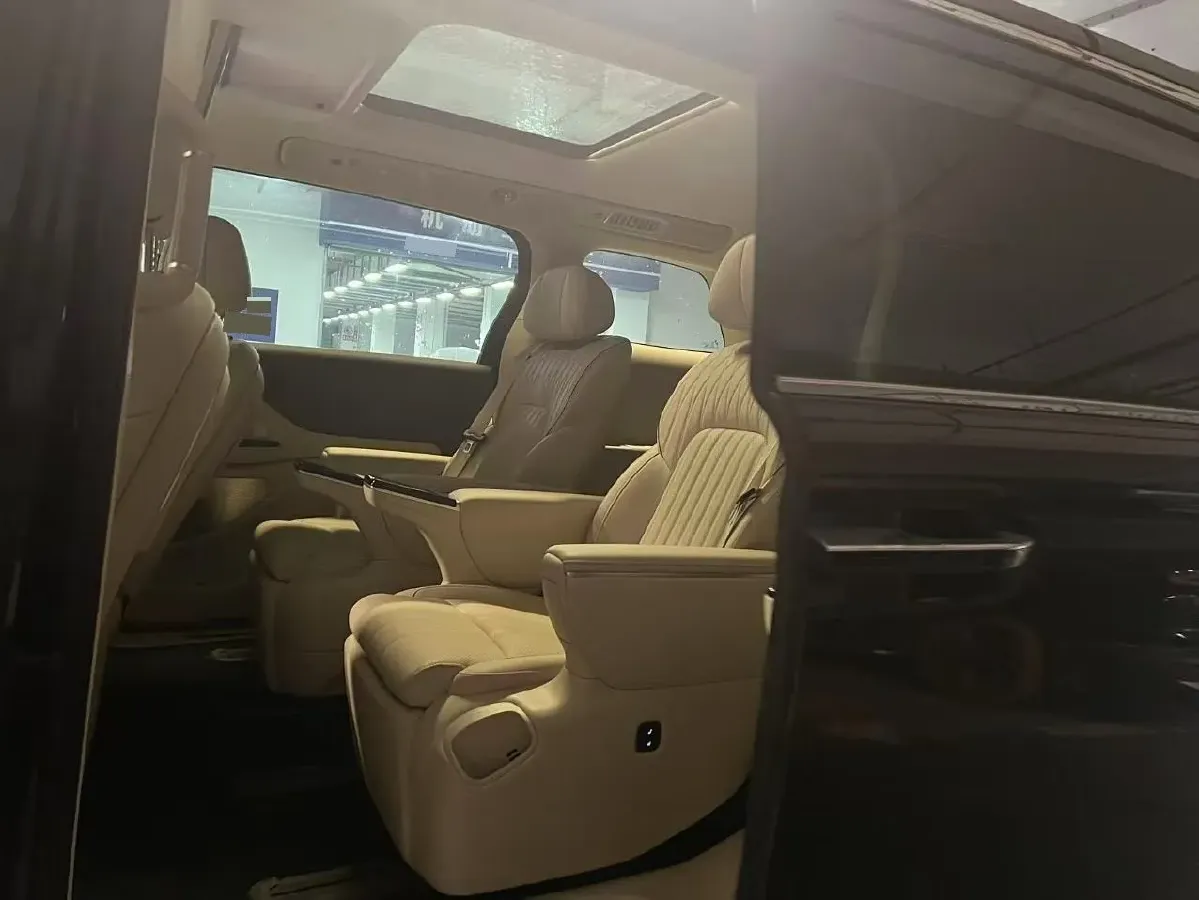 2025 Voyah Dream 1.5T 150HP L4 PHEV 41.7KWH,autocango,china used car exporter,china ev exporter,chinese used car exporter,chinese used ev exporter