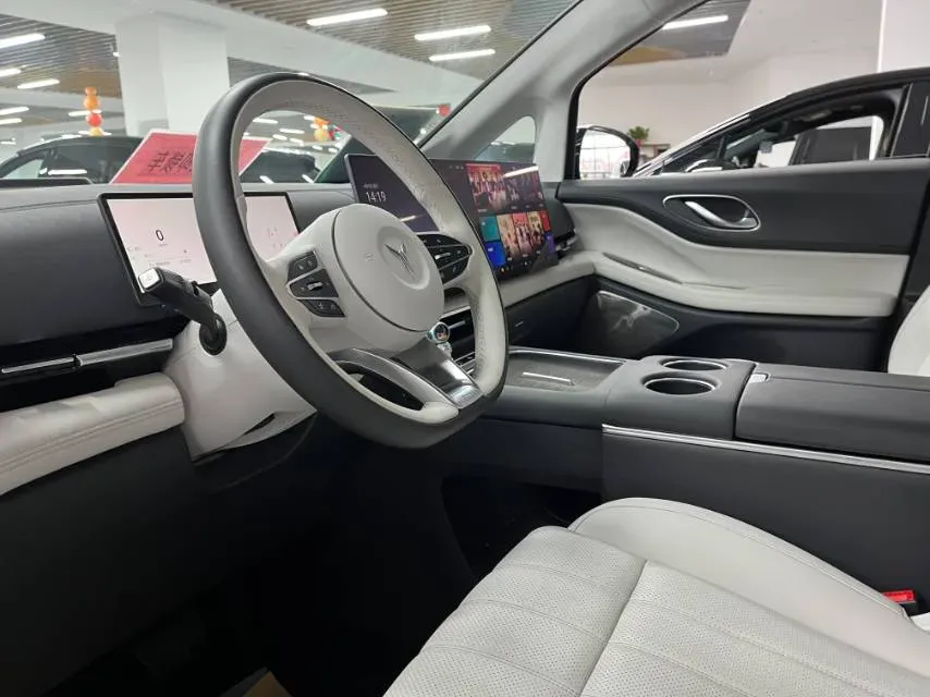 2025 Voyah Dream 1.5T 150HP L4 PHEV 41.7KWH,autocango,china used car exporter,china ev exporter,chinese used car exporter,chinese used ev exporter