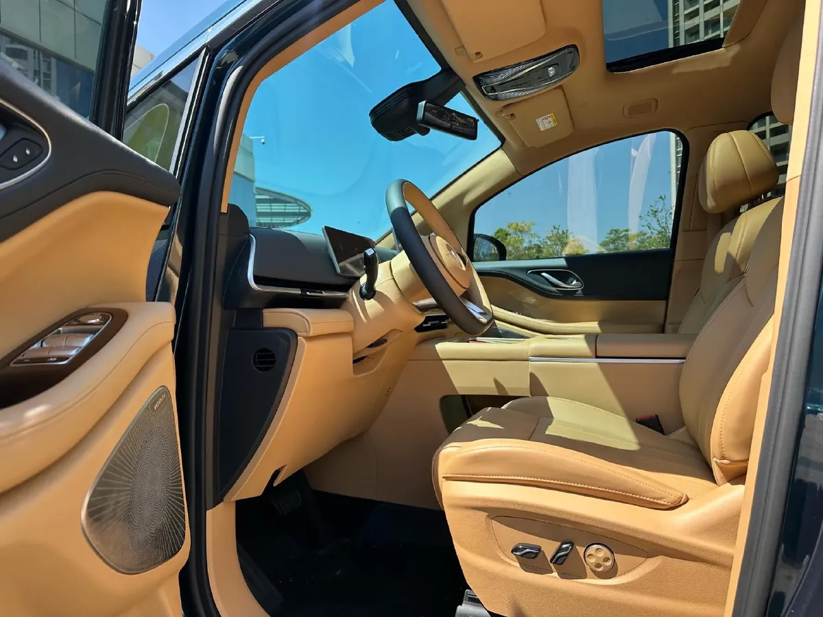 2025 Voyah Dream 1.5T 150HP L4 PHEV 41.7KWH,autocango,china used car exporter,china ev exporter,chinese used car exporter,chinese used ev exporter